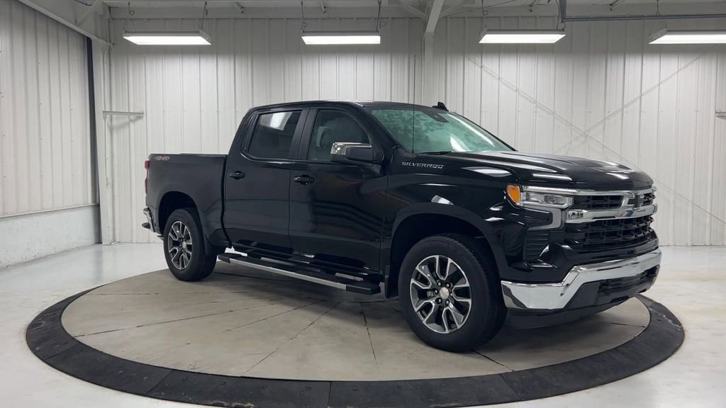 Used 2022 Chevrolet Silverado 1500 LT AWD/4WD image 2