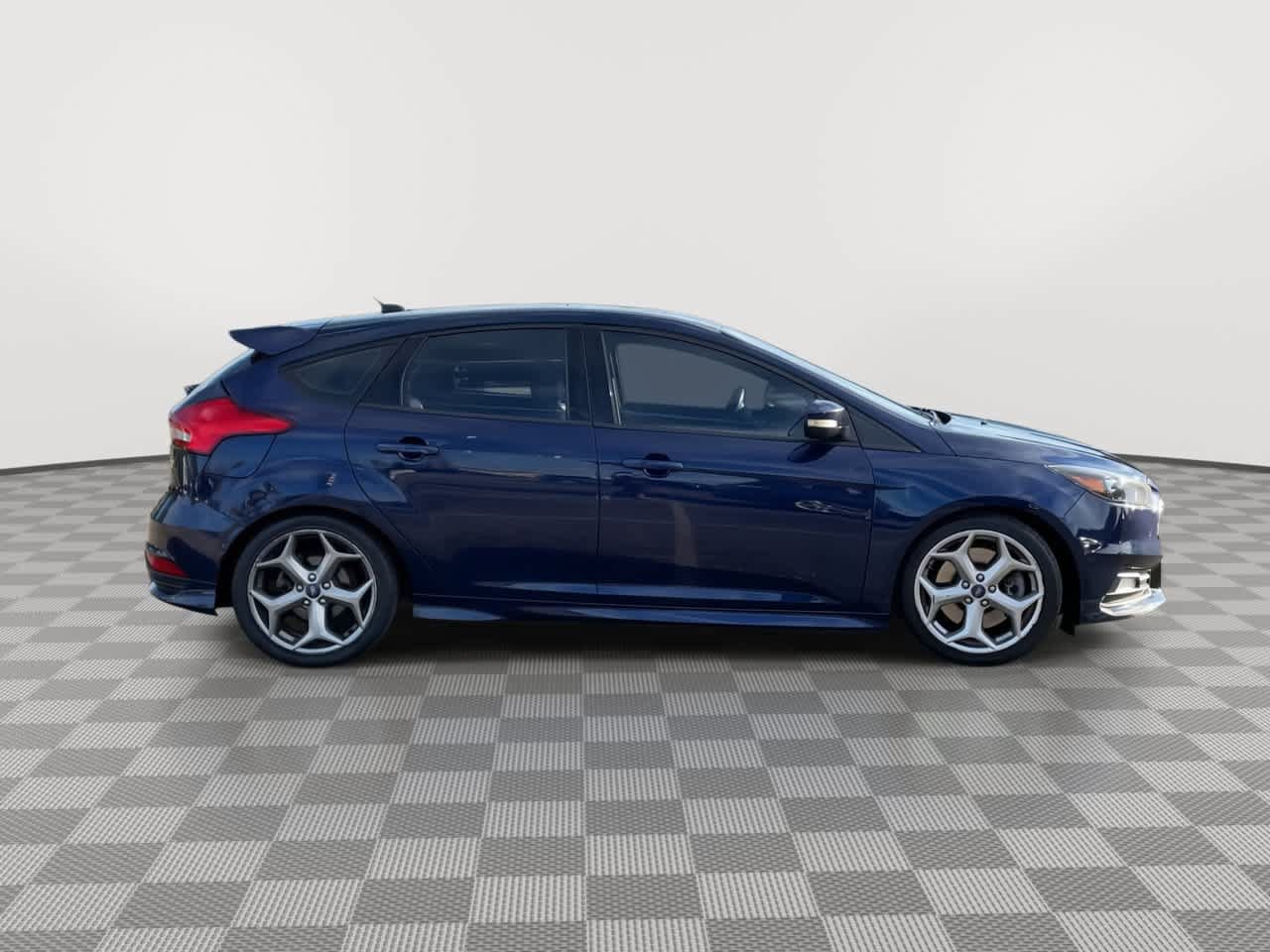 Used 2017 Ford Focus ST w/ Equipment Group 402A FWD image 9
