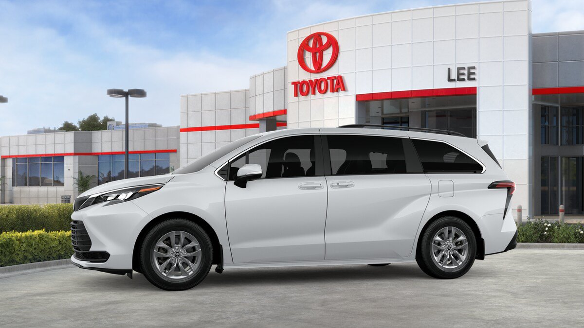 New 2026 Toyota Sienna LE FWD image 3