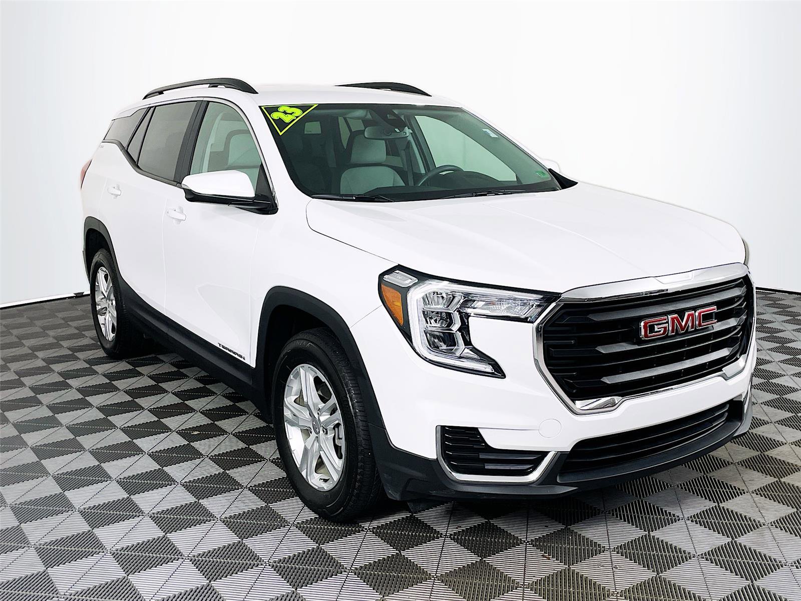 Used 2023 GMC Terrain SLE w/ Driver Convenience Package image 1