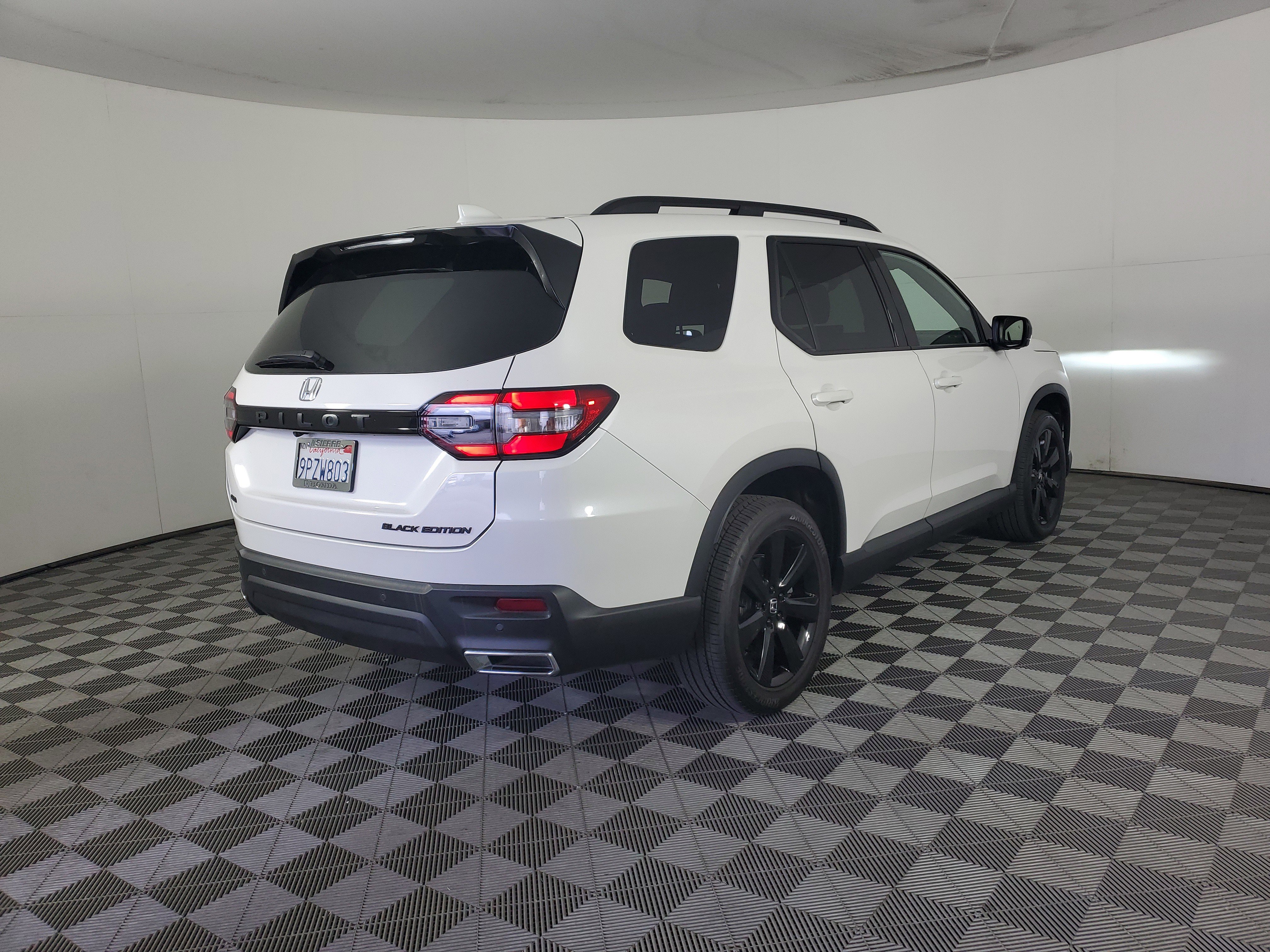 Certified 2025 Honda Pilot Black Edition image 4