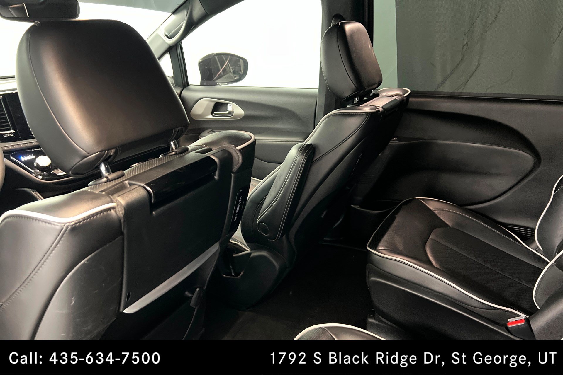 Used 2023 Chrysler Pacifica Limited w/ Uconnect Theater Family Group FWD image 18