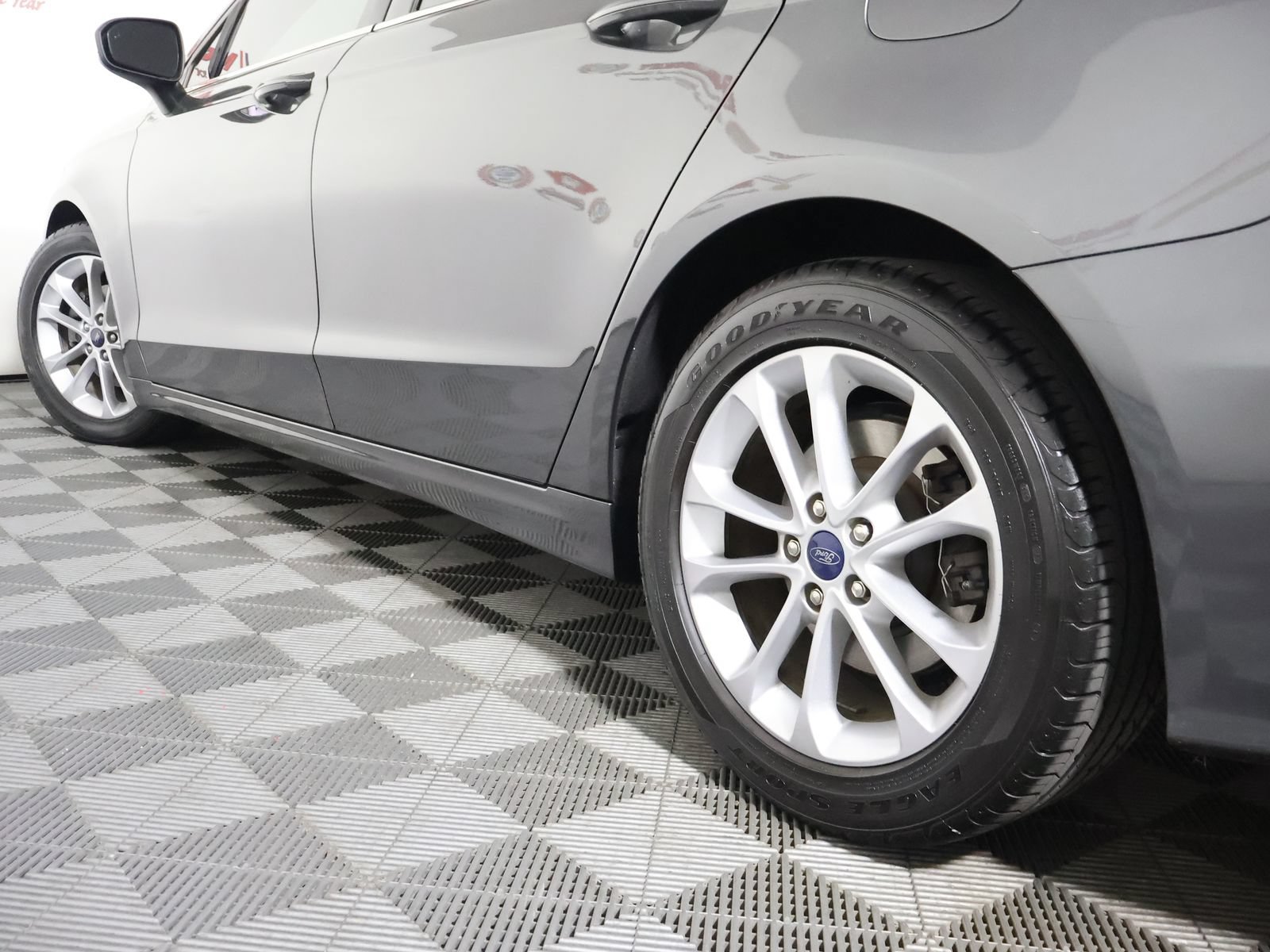 Used 2020 Ford Fusion SE FWD image 11