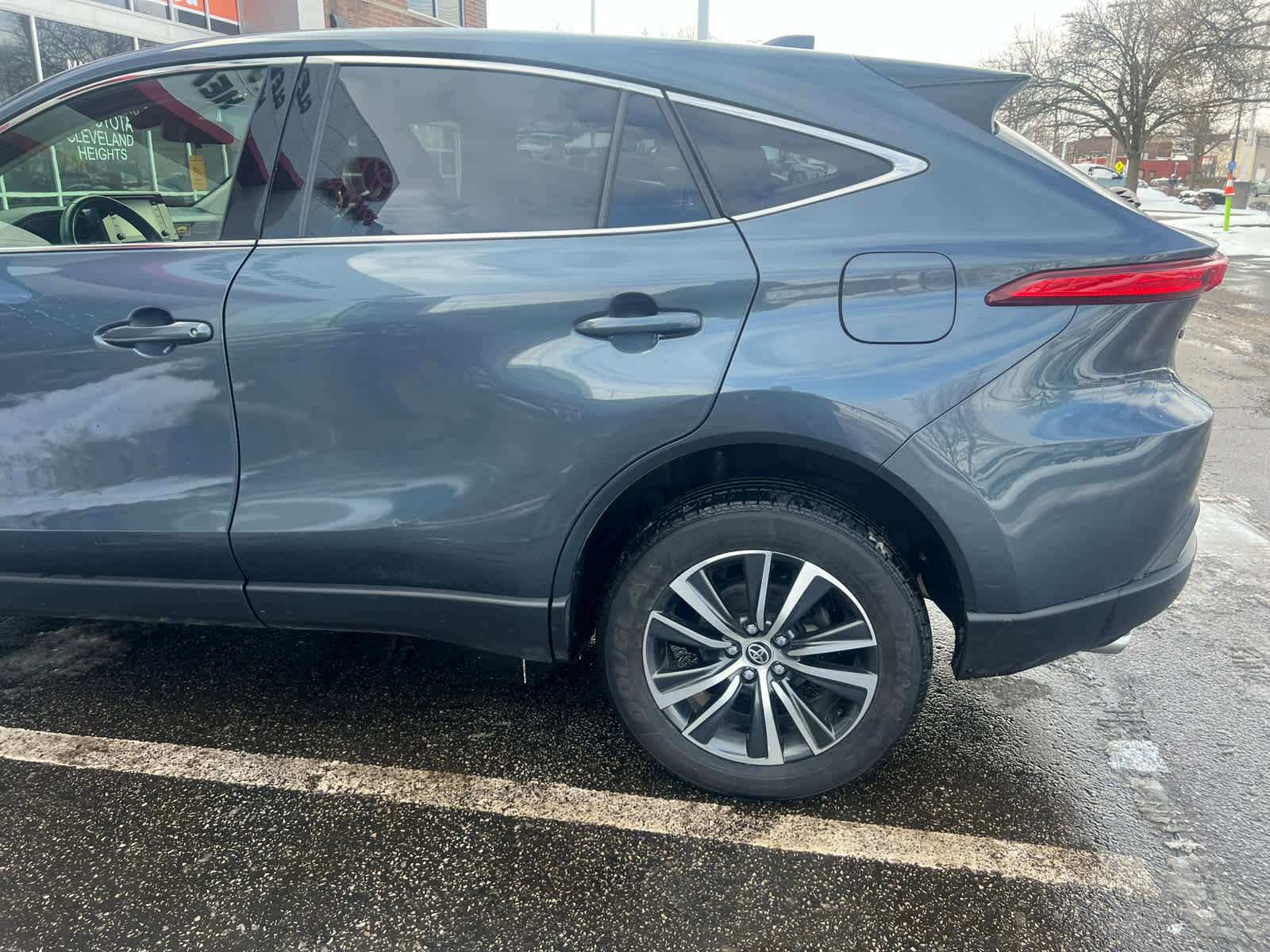 Used 2021 Toyota Venza LE w/ Carpet Mat Package (TMS) image 2