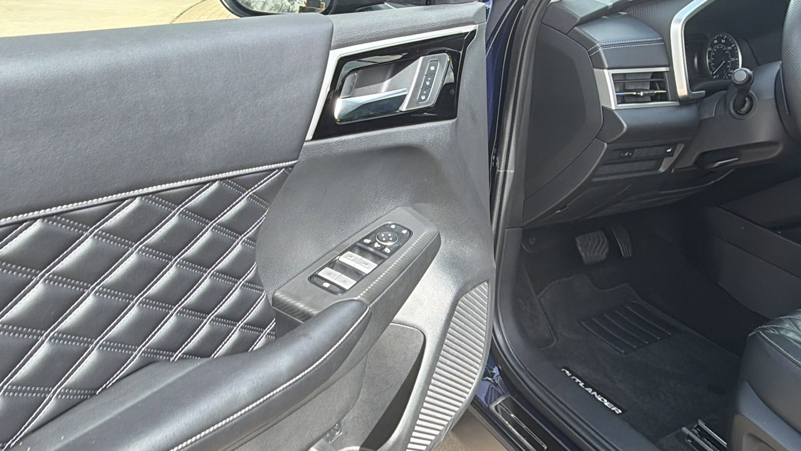 Used 2022 Mitsubishi Outlander SEL image 15