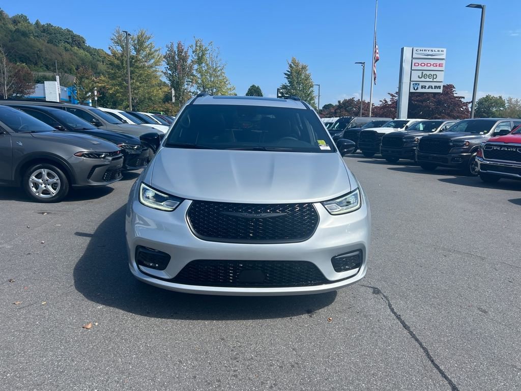 New 2026 Chrysler Pacifica Limited image 8