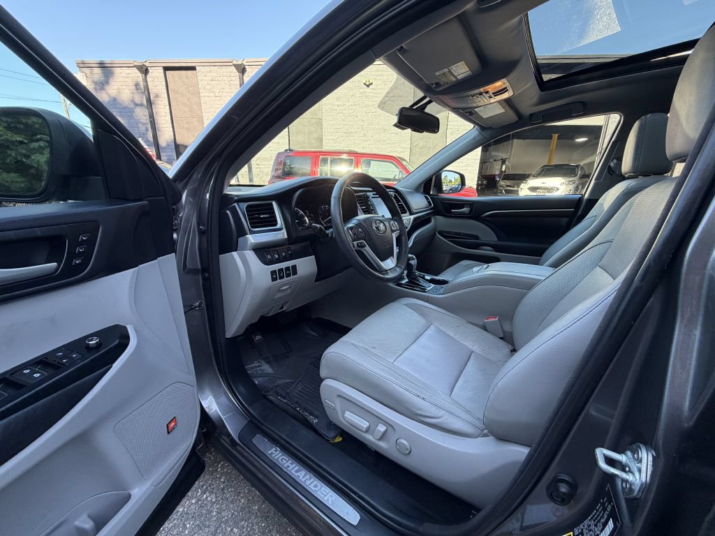 Used 2014 Toyota Highlander Limited Platinum AWD/4WD image 10