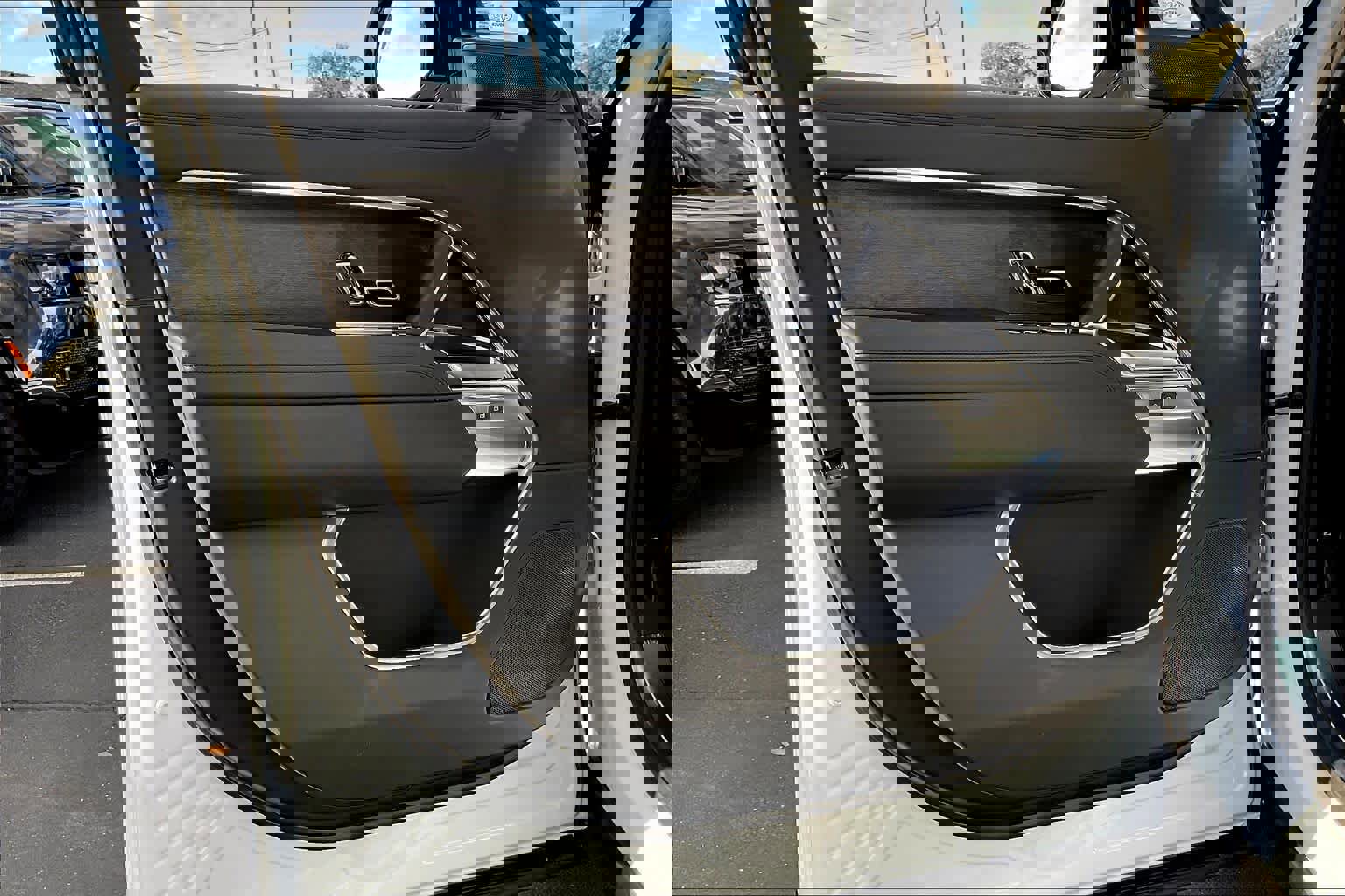 New 2025 Land Rover Range Rover SE image 24