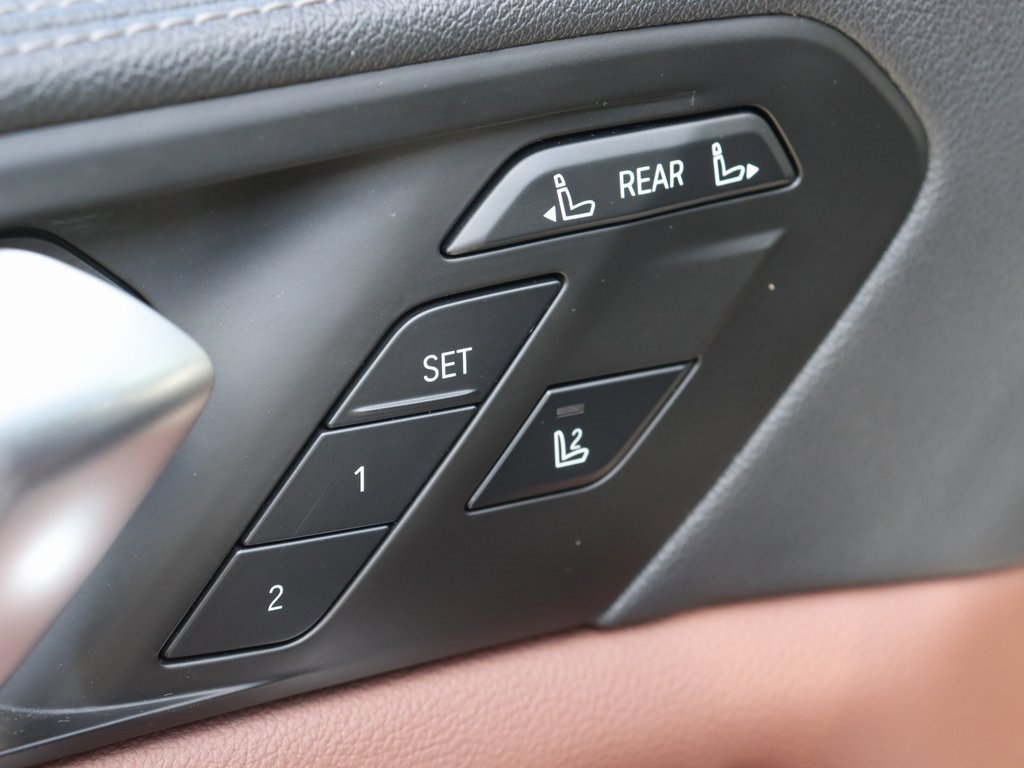 Used 2022 BMW X7 xDrive40i w/ M Sport Package image 17