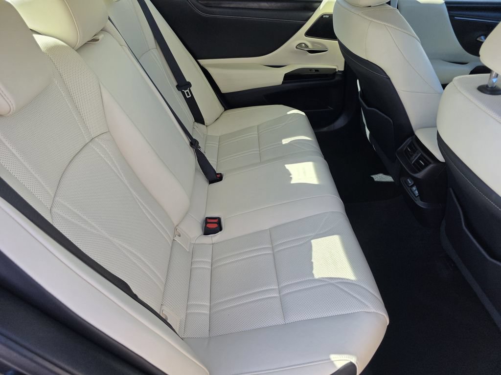Certified 2022 Lexus ES 300h Ultra Luxury w/ Accessory Package 2 FWD image 22