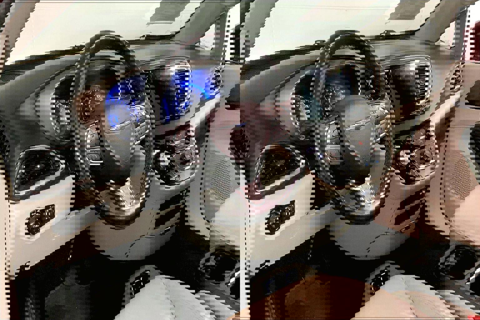 Used 2019 Chrysler Pacifica Touring-L image 14