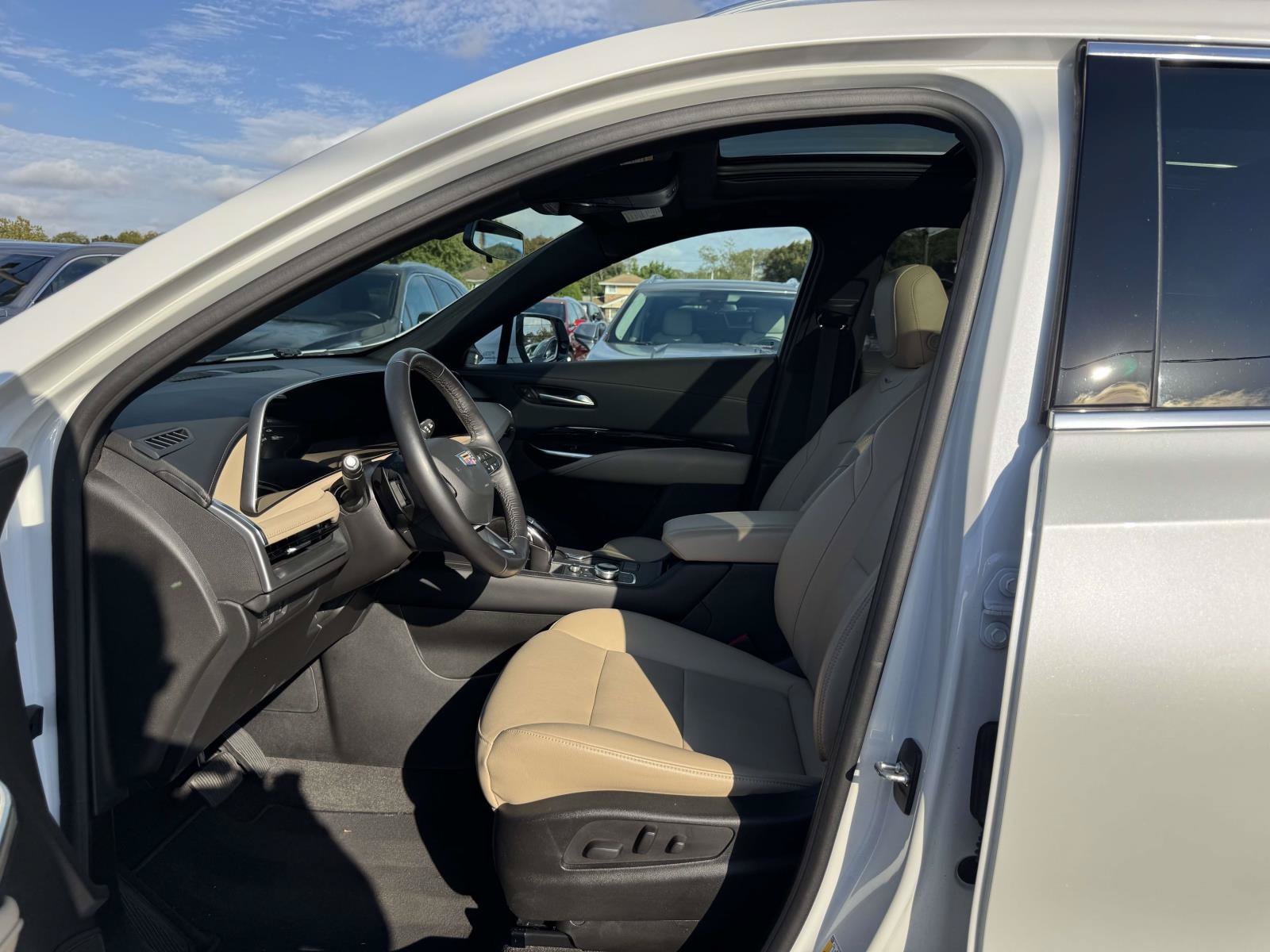 Certified 2024 Cadillac XT4 Luxury w/ Cold Weather Package AWD/4WD image 14