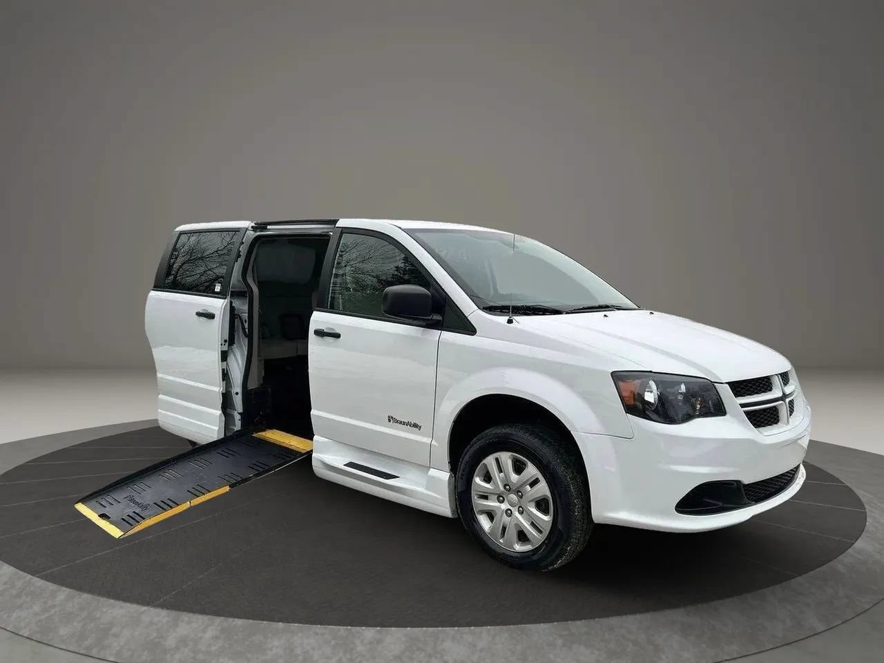 Used 2019 Dodge Grand Caravan SE w/ Power Convenience Group I FWD image 2