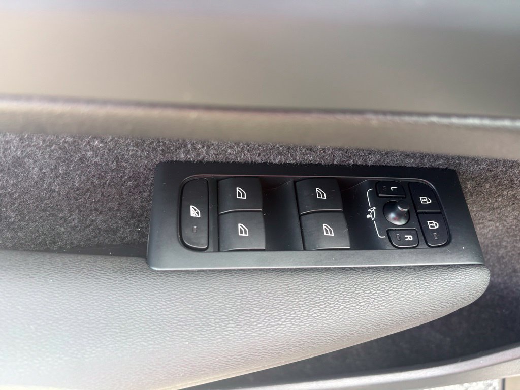 Used 2024 Volvo XC40 B5 Core AWD/4WD image 17