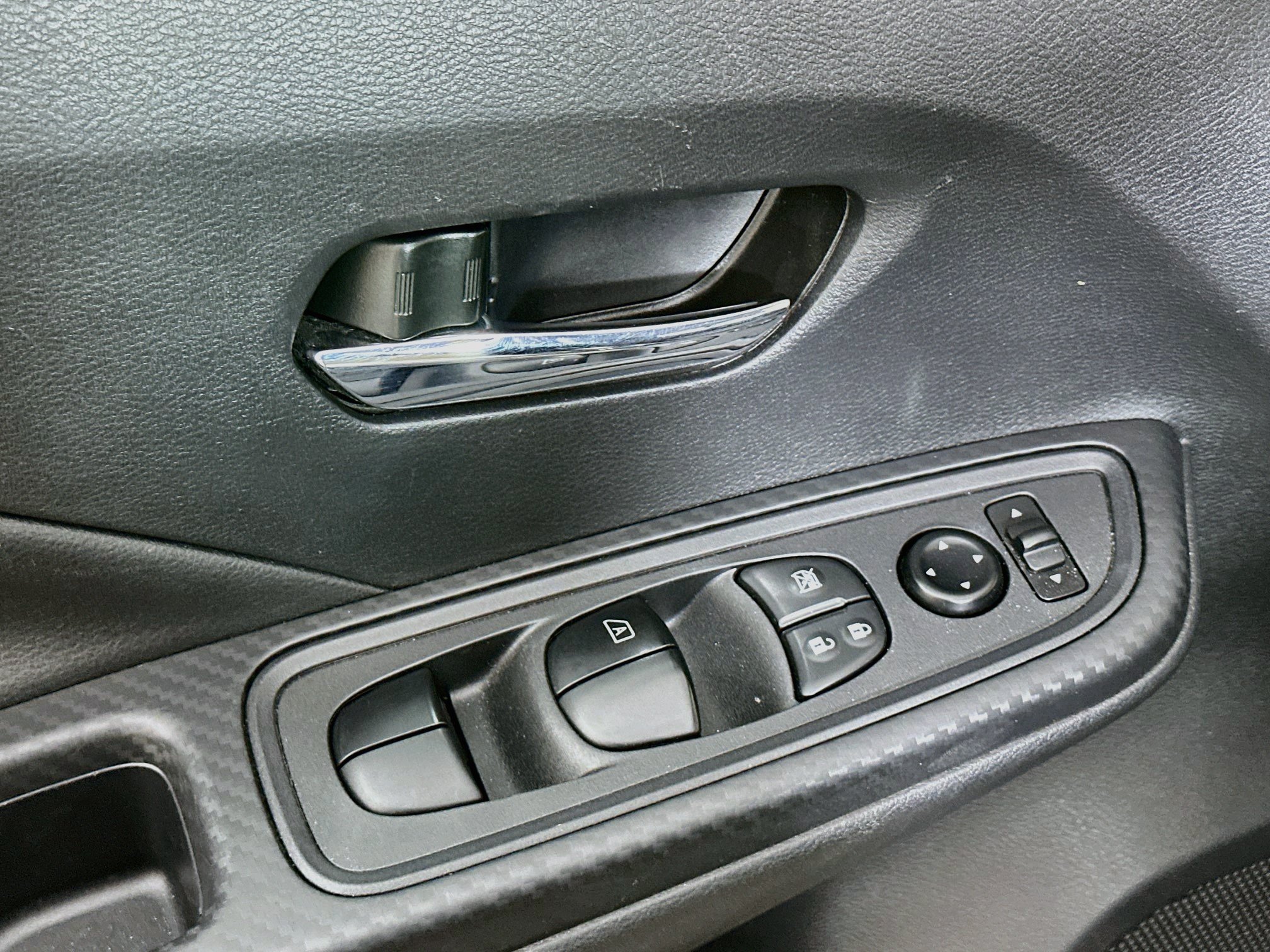 Used 2025 Nissan Versa SV FWD image 15