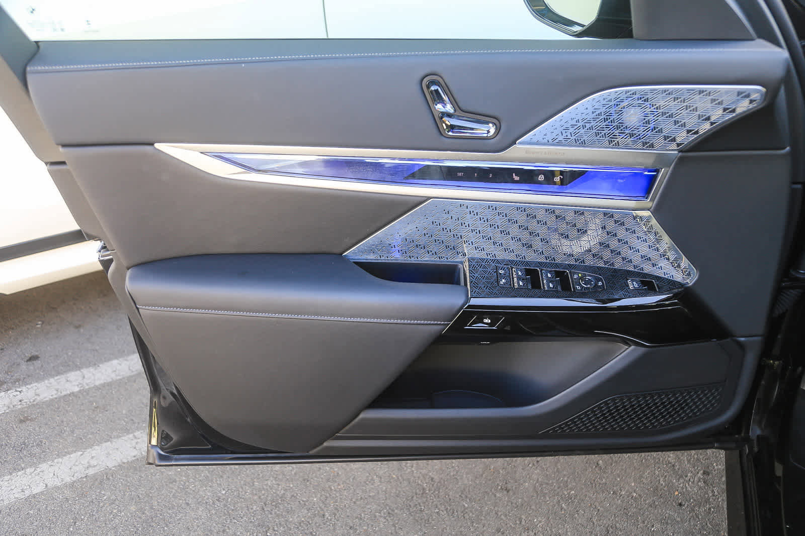 Used 2025 BMW i7 xDrive60 w/ Premium Package image 17