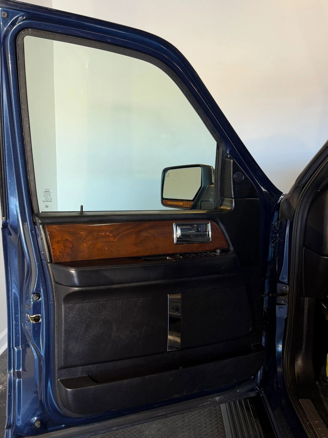 Used 2017 Lincoln Navigator L Select image 12