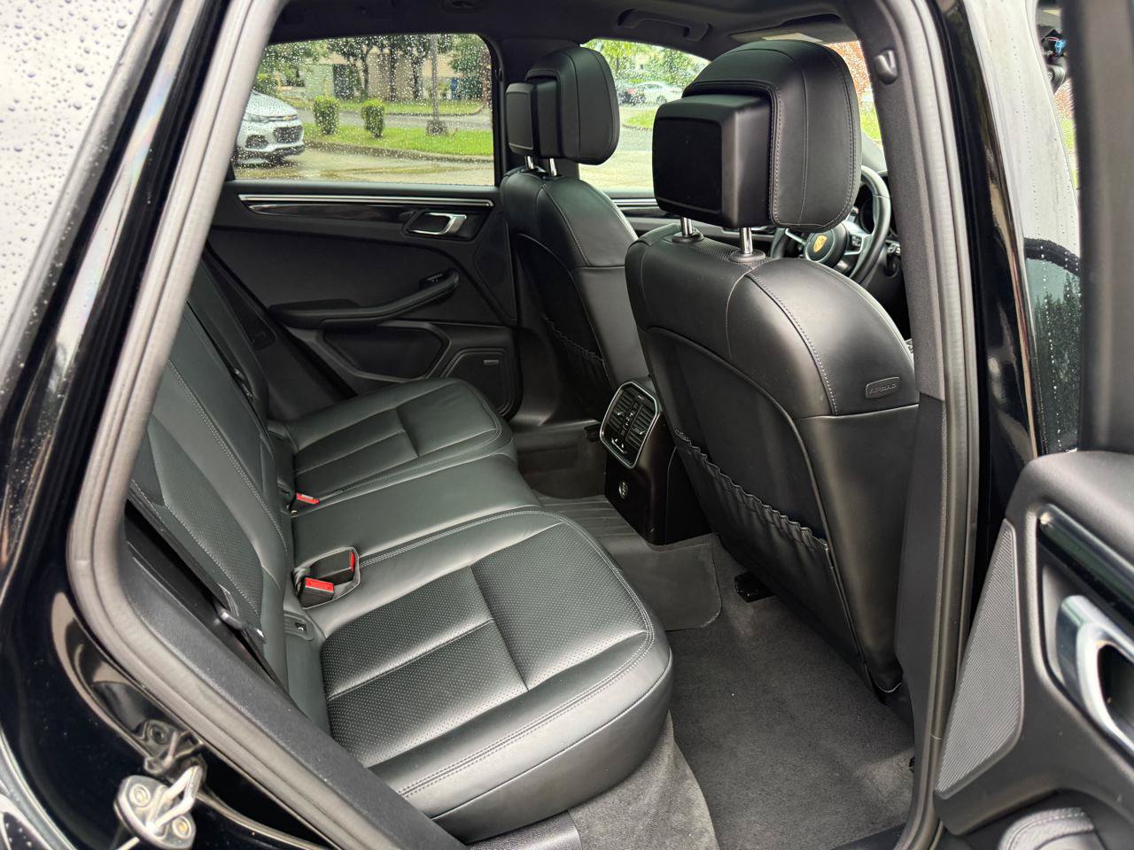 Used 2018 Porsche Macan AWD/4WD image 32