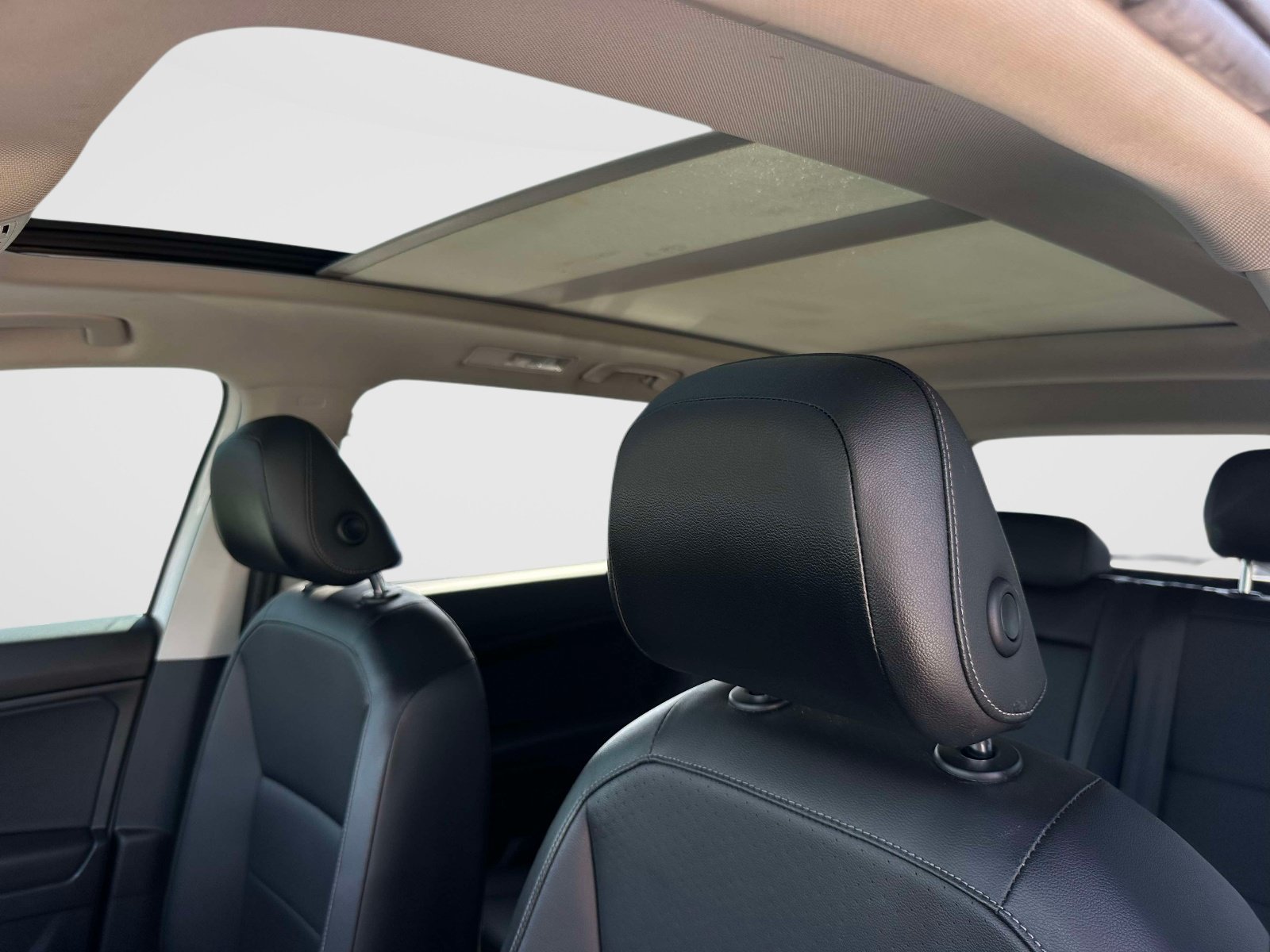 Used 2018 Volkswagen Tiguan SE w/ Panoramic Sunroof Package AWD/4WD image 17