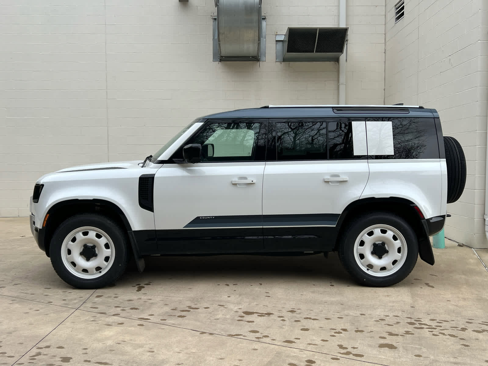 Used 2025 Land Rover Defender 110 S image 5