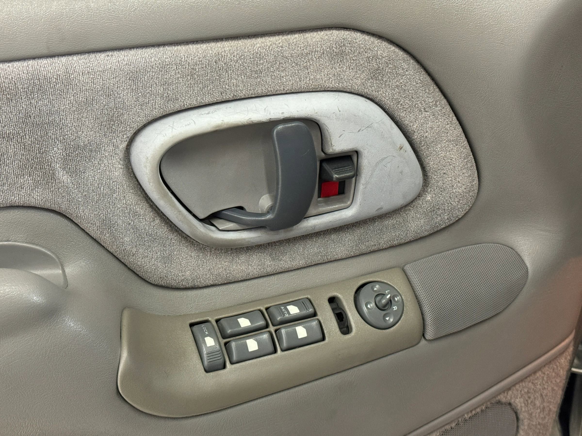 Used 2000 Chevrolet Tahoe Z71 w/ Comfort & Security Pkg AWD/4WD image 55