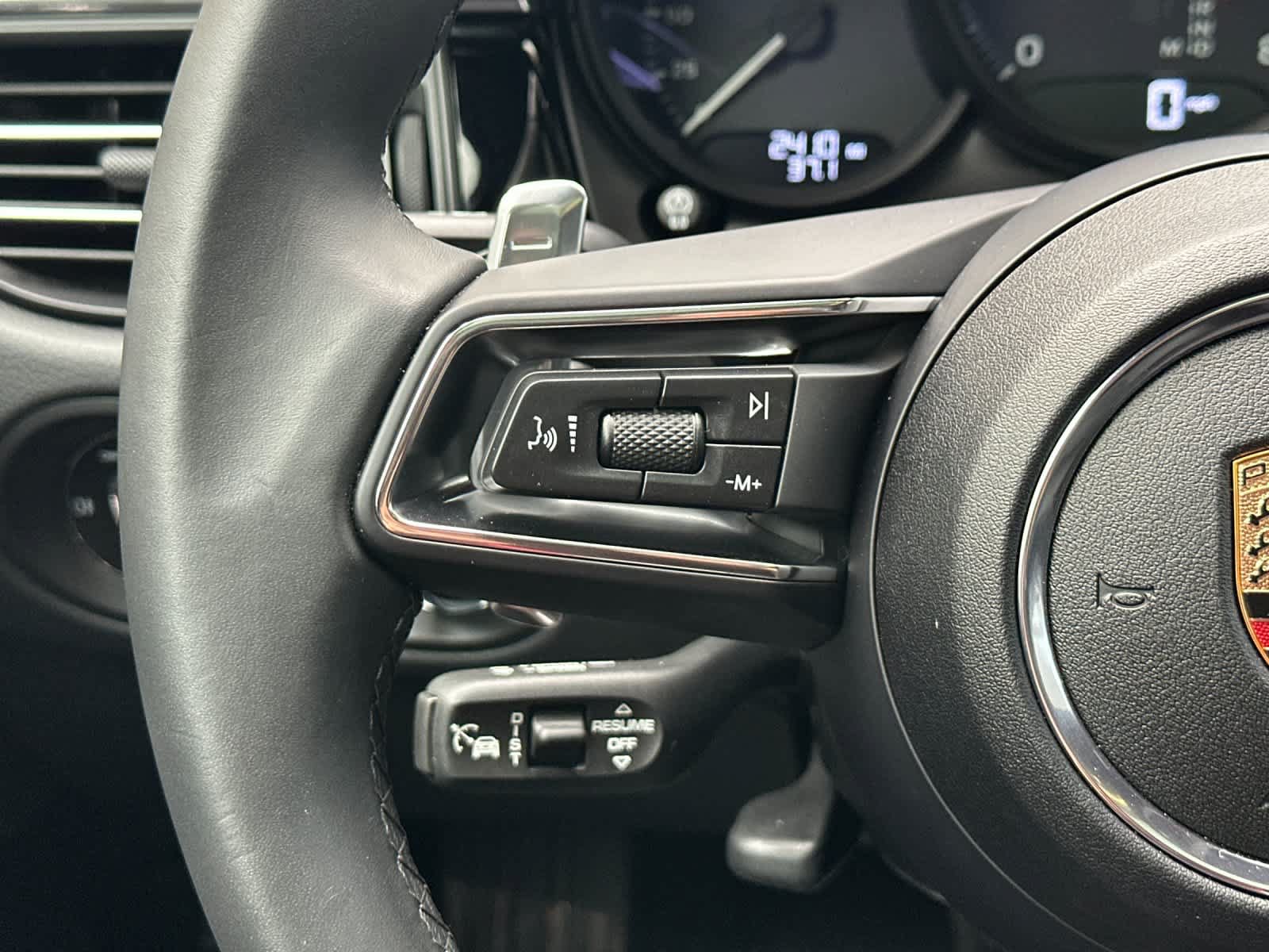 Certified 2025 Porsche Macan AWD/4WD image 26