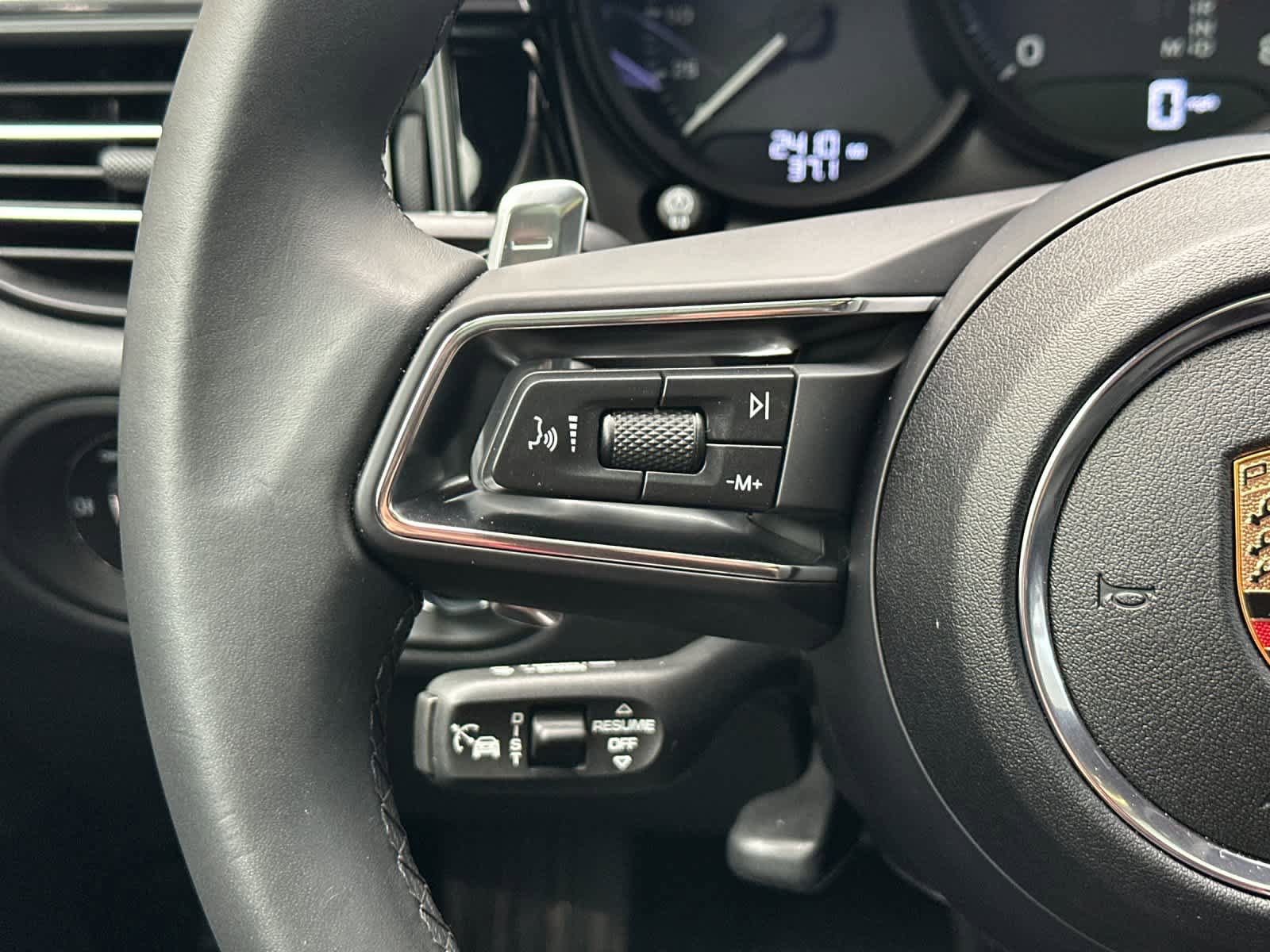 Certified 2025 Porsche Macan AWD/4WD image 26