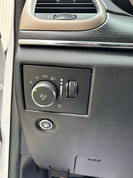 Used 2011 Jeep Grand Cherokee Limited AWD/4WD image 6