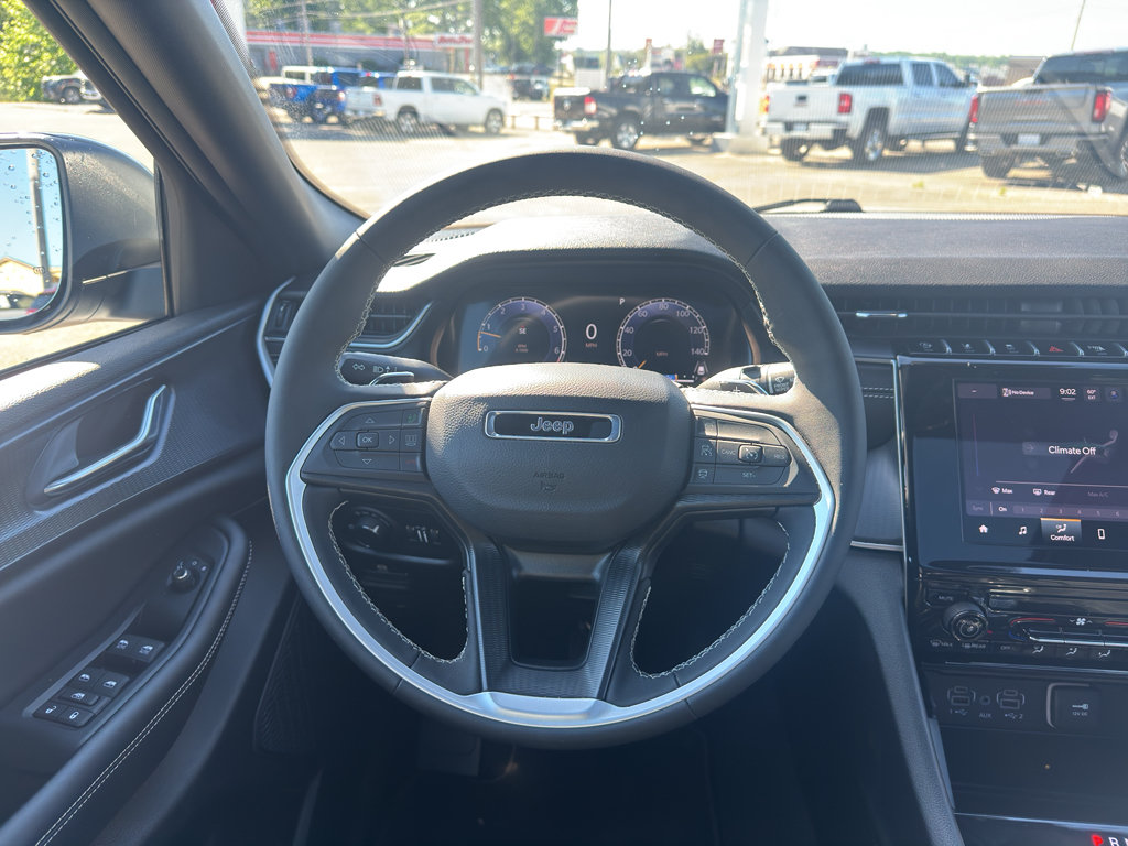 Used 2025 Jeep Grand Cherokee Laredo X RWD image 13