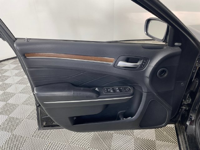 Used 2015 Chrysler 300 C Platinum AWD/4WD image 9