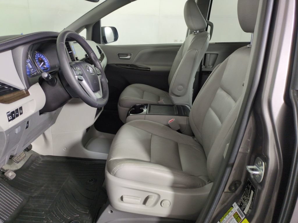 Used 2017 Toyota Sienna XLE Premium w/ Protection Package FWD image 12