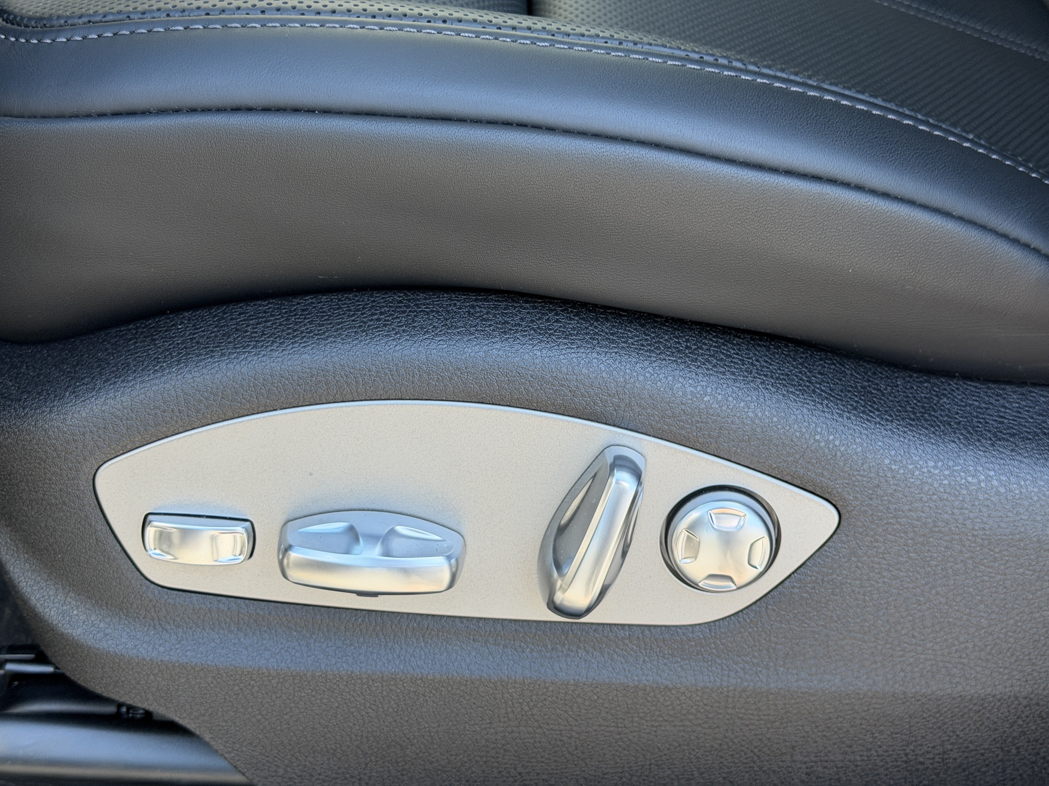New 2026 Porsche Macan AWD/4WD image 23