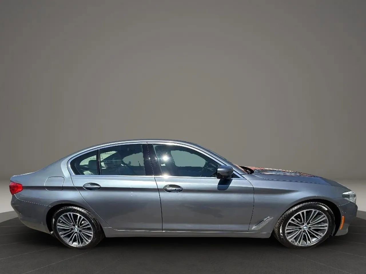 Used 2018 BMW 530i xDrive w/ Premium Package AWD/4WD image 4