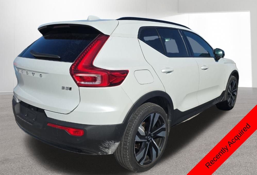 Used 2024 Volvo XC40 B5 Plus w/ Climate Package image 5