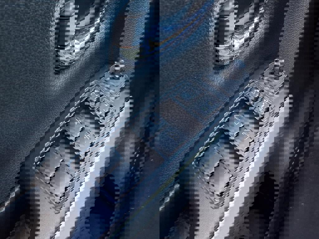 Used 2023 Nissan Titan SV image 23