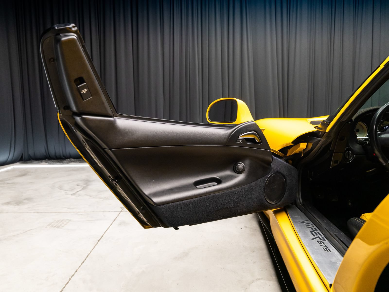 Used 2001 Dodge Viper GTS RWD image 60