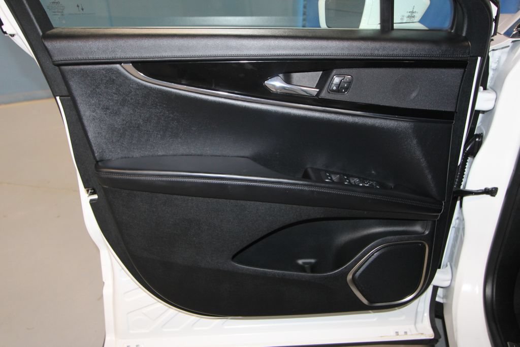 Used 2023 Lincoln Nautilus FWD image 5