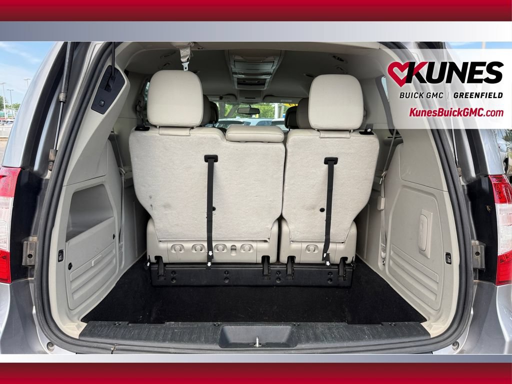 Used 2014 Chrysler Town & Country Touring FWD image 30
