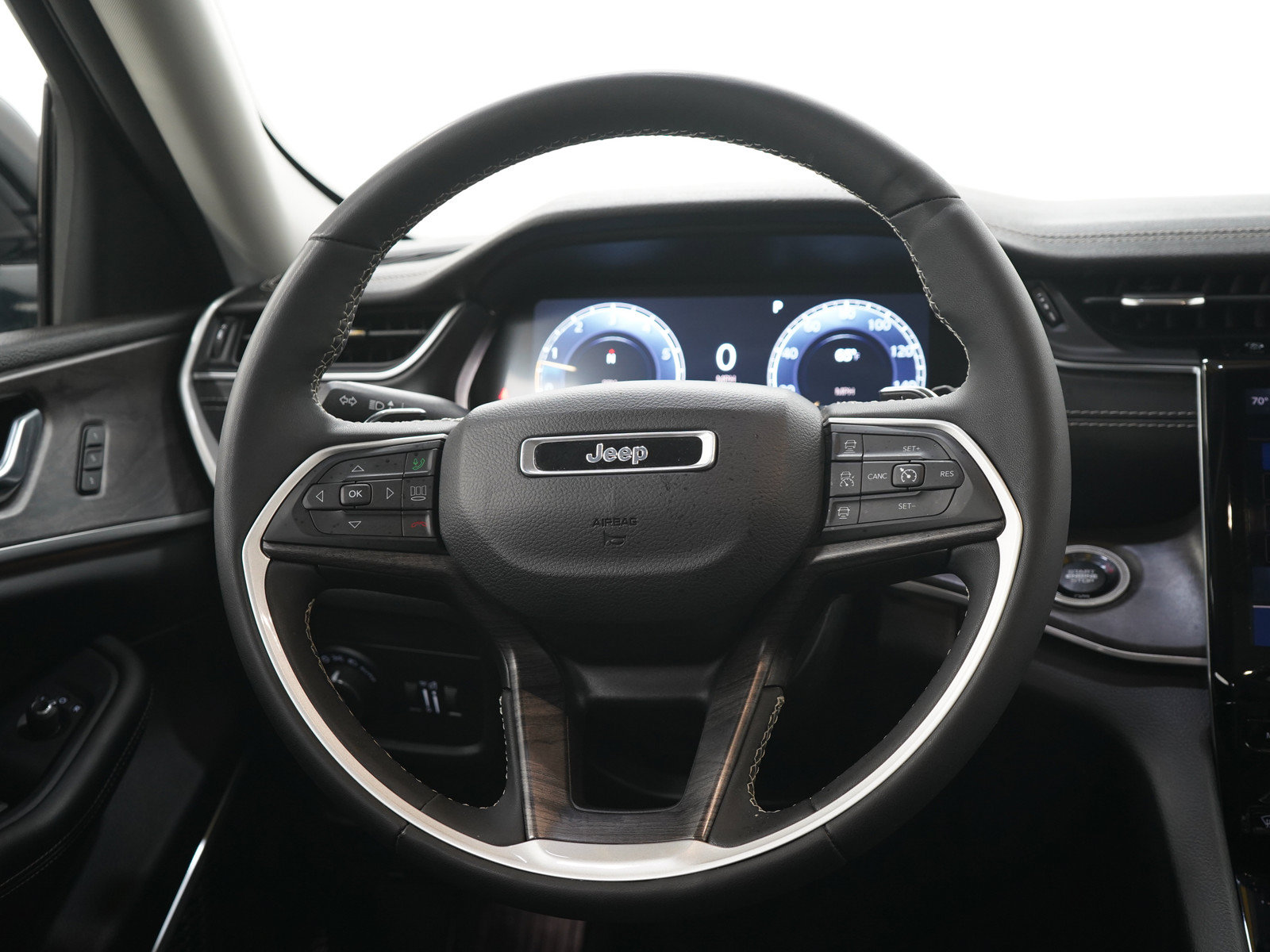 Used 2023 Jeep Grand Cherokee Limited w/ Luxury Tech Group II AWD/4WD image 18