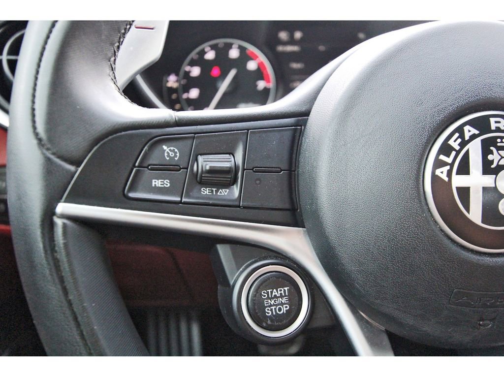 Used 2019 Alfa Romeo Giulia image 13
