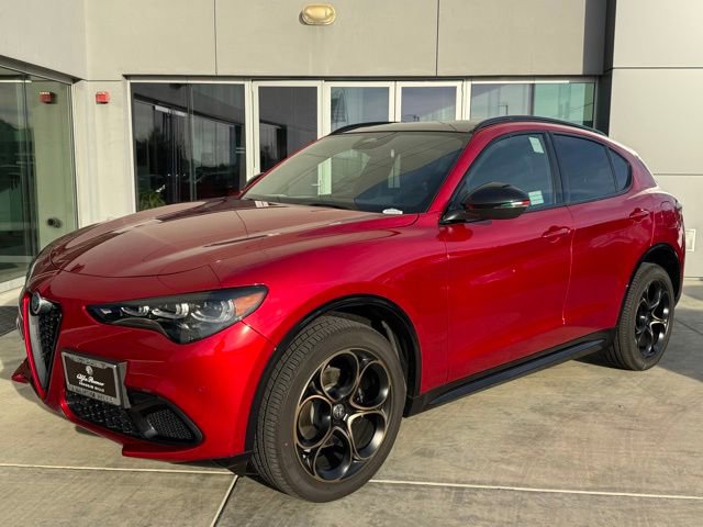 Used 2025 Alfa Romeo Stelvio Sprint image 4