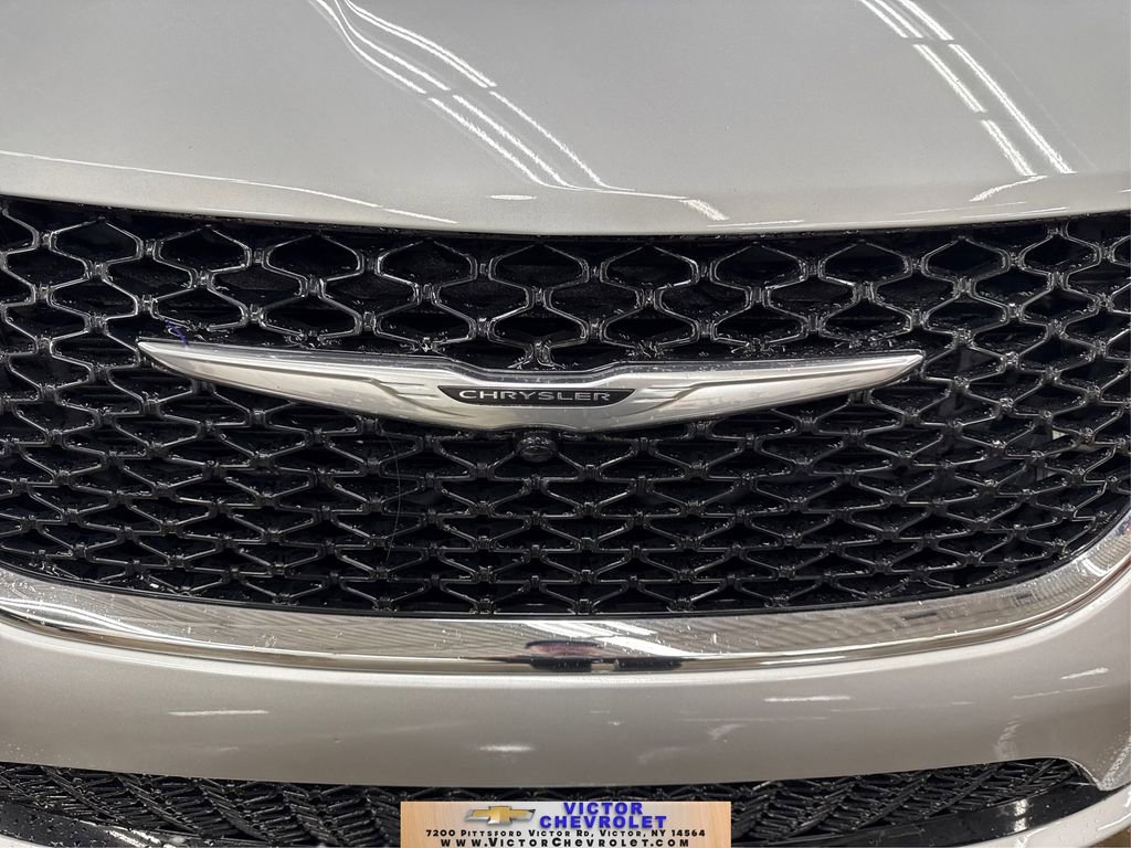 Used 2024 Chrysler Pacifica Touring-L image 17