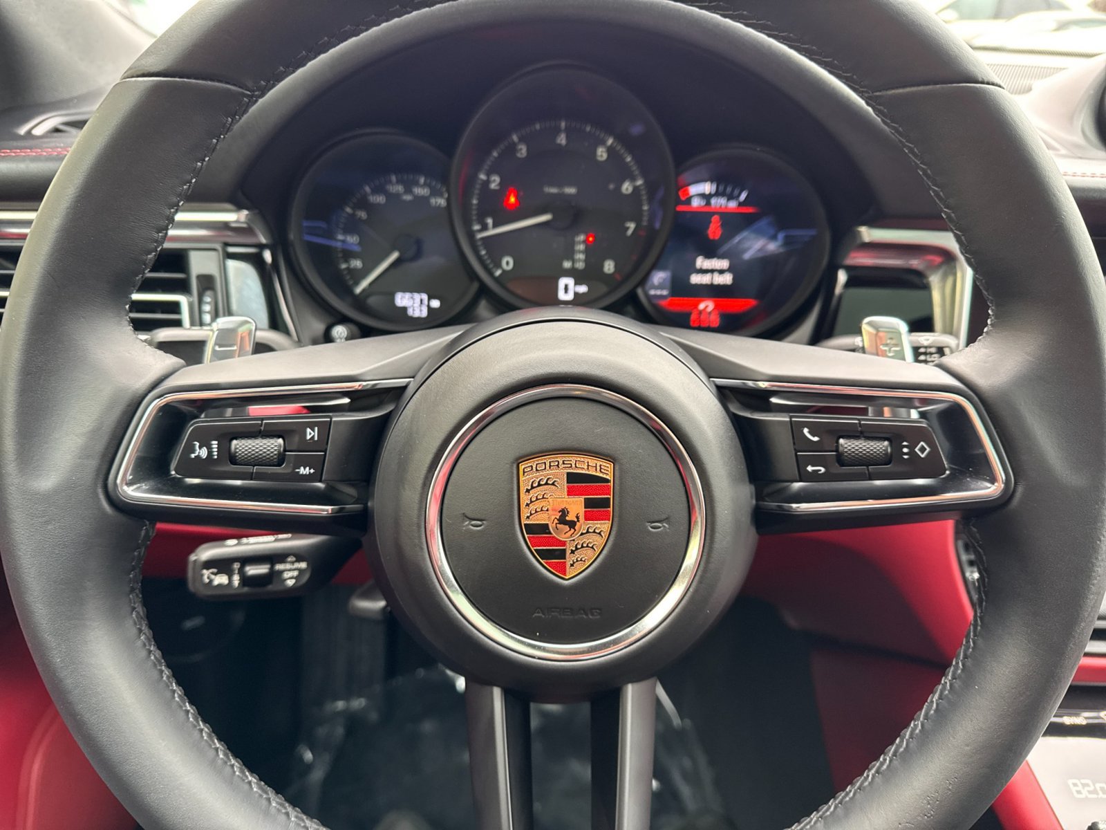 Certified 2025 Porsche Macan AWD/4WD image 27
