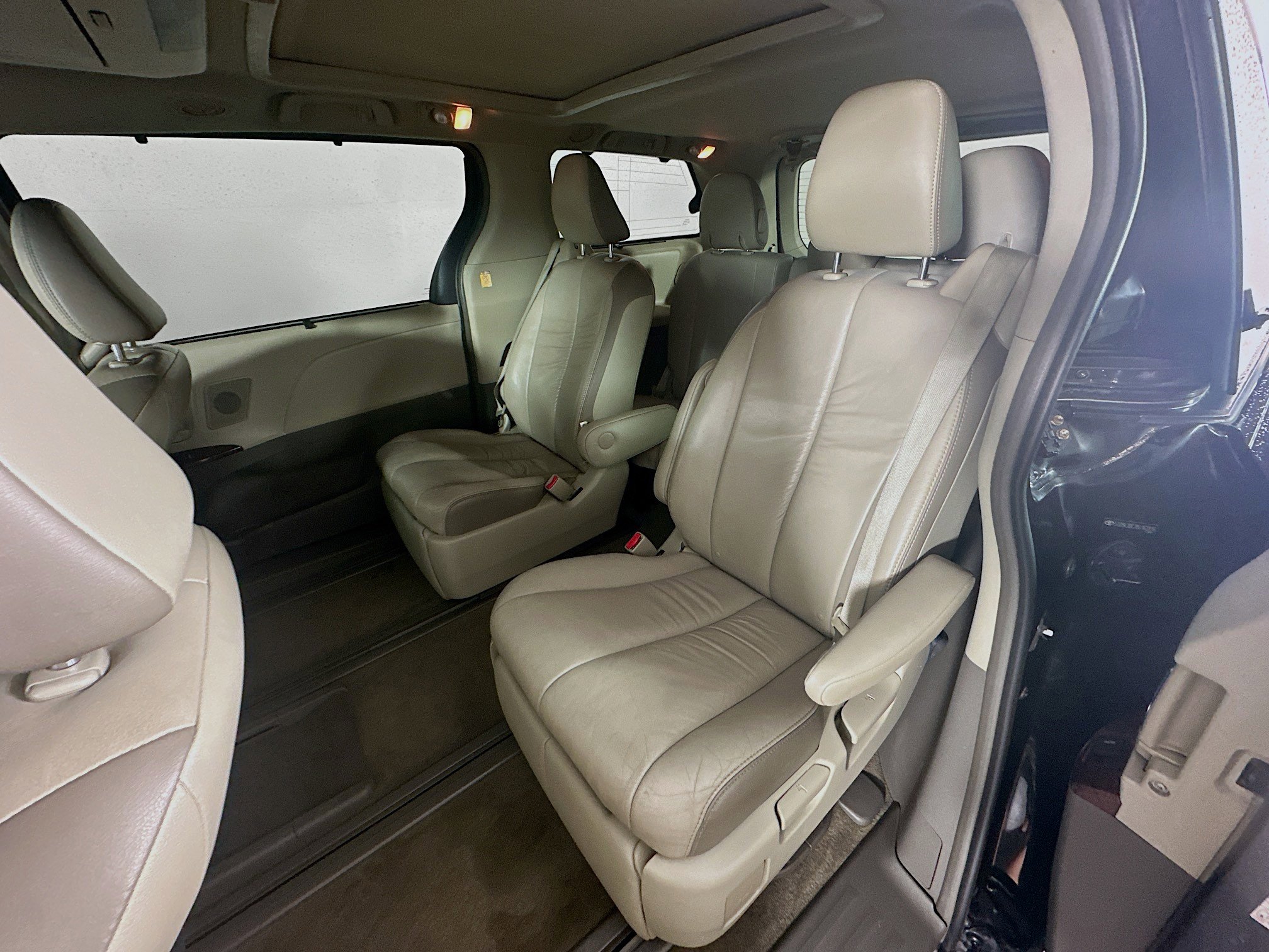 Used 2011 Toyota Sienna Limited w/ Premium Pkg FWD image 27