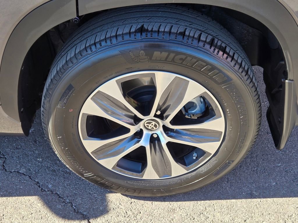 Used 2024 Toyota Highlander XLE image 10