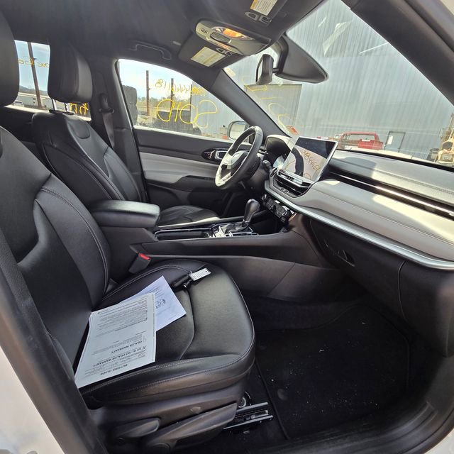 Used 2025 Jeep Compass Limited image 33