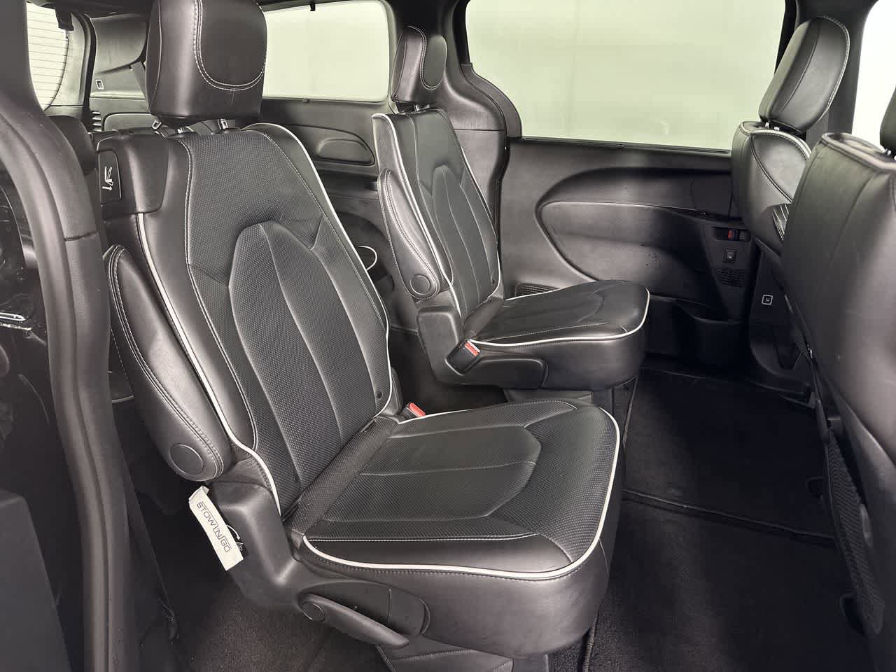 Used 2025 Chrysler Pacifica Limited FWD image 8