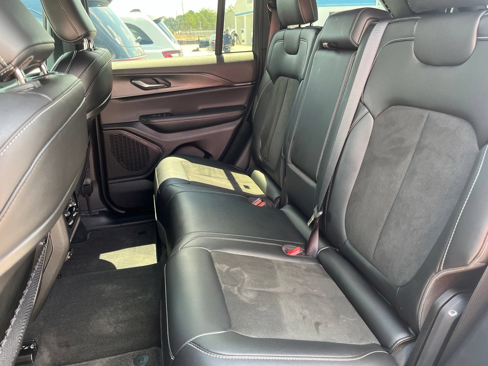 Used 2025 Jeep Grand Cherokee Altitude RWD image 12