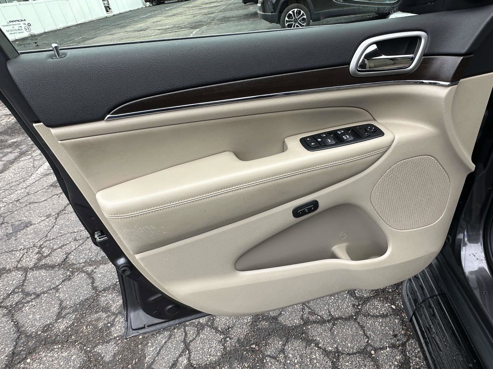 Used 2018 Jeep Grand Cherokee Limited image 17