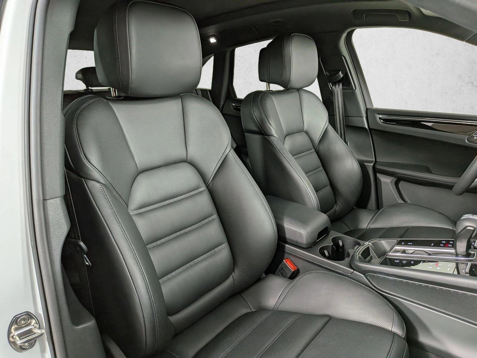 Certified 2025 Porsche Macan Turbo AWD/4WD image 22
